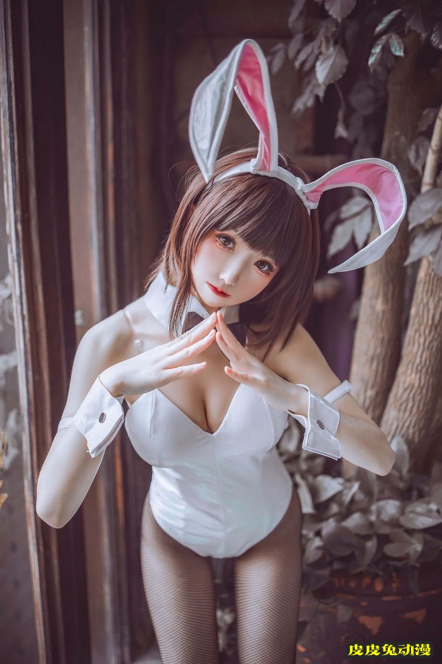 网红美女衣衣加藤惠低胸高叉连体衣兔女郎黑丝主题美图