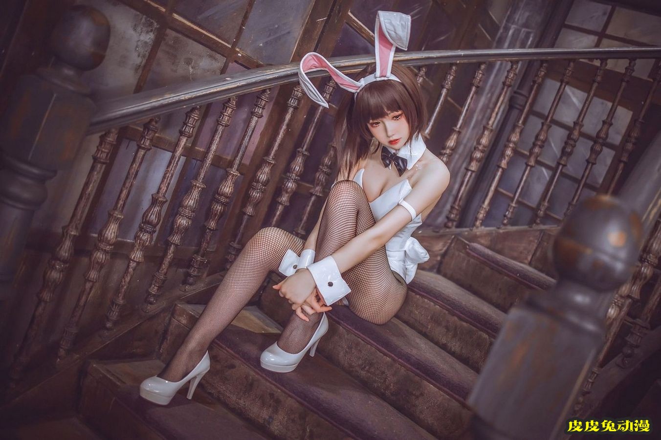 网红美女衣衣加藤惠低胸高叉连体衣兔女郎黑丝主题美图