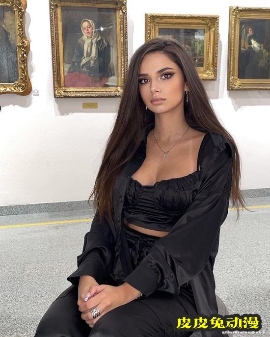 包不住的好身材 小麦肤色俄罗斯网红模特