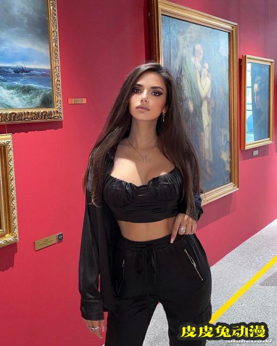 包不住的好身材 小麦肤色俄罗斯网红模特