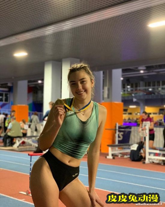 回眸浅笑电力十足 蜜桃身材的乌克兰跳高正妹