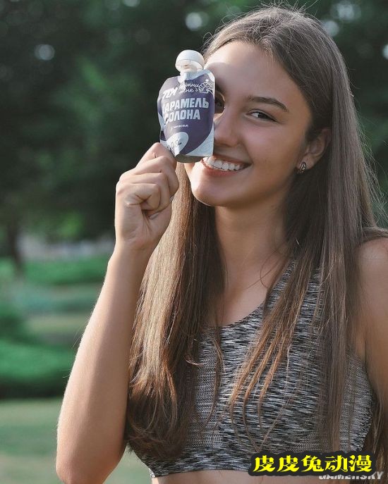 回眸浅笑电力十足 蜜桃身材的乌克兰跳高正妹