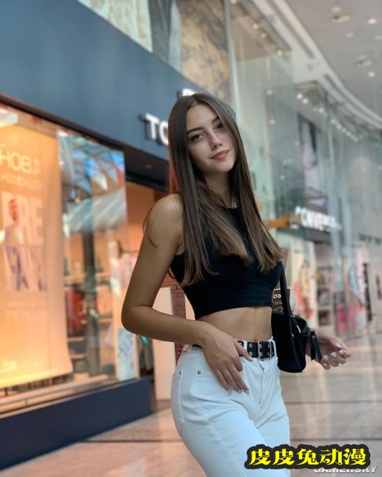 回眸浅笑电力十足 蜜桃身材的乌克兰跳高正妹