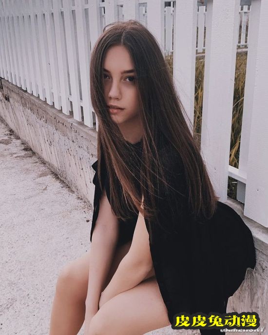 回眸浅笑电力十足 蜜桃身材的乌克兰跳高正妹