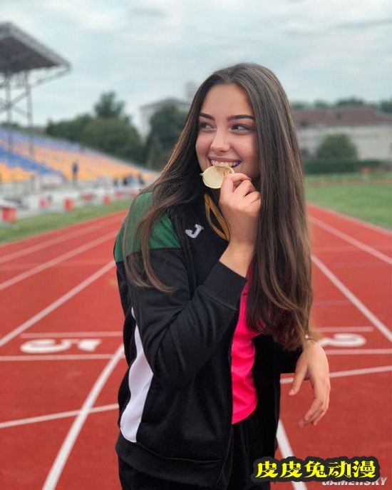 回眸浅笑电力十足 蜜桃身材的乌克兰跳高正妹