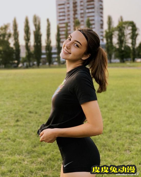 回眸浅笑电力十足 蜜桃身材的乌克兰跳高正妹