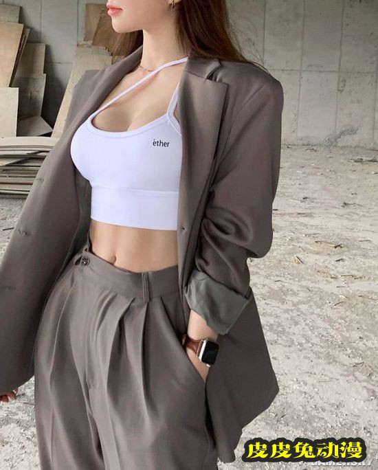 韩国健身人妻S曲线超完美 运动吊带秀腹肌