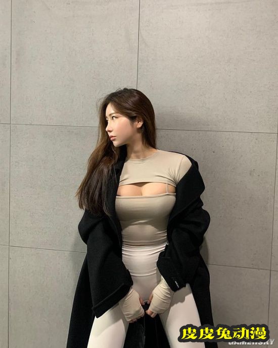 韩国健身人妻S曲线超完美 运动吊带秀腹肌