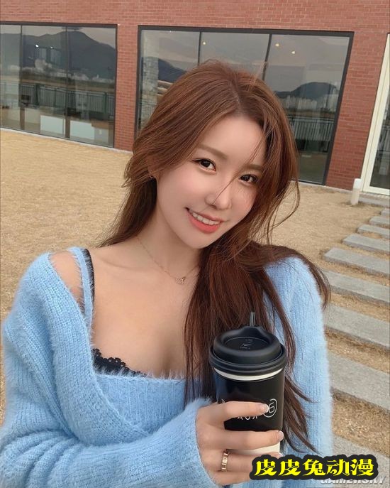 韩国健身人妻S曲线超完美 运动吊带秀腹肌