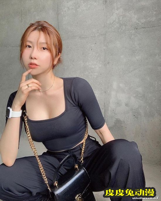 韩国健身人妻S曲线超完美 运动吊带秀腹肌