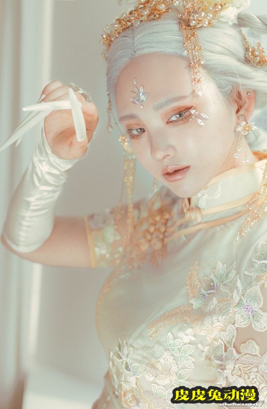 韩国美少女COS富江走红 高冷颜值恐怖感爆棚