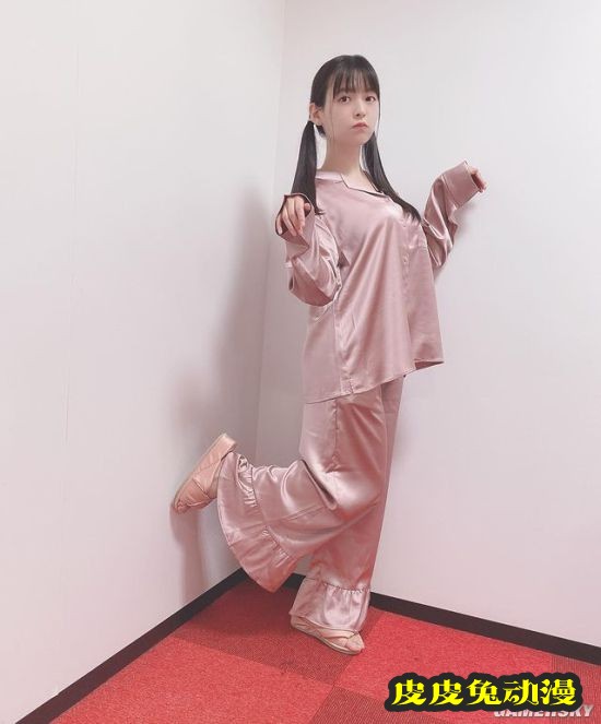 上坂堇晒黑丝OL装美照 性感“政委”上线了-皮皮兔动漫