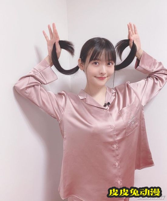 上坂堇晒黑丝OL装美照 性感“政委”上线了