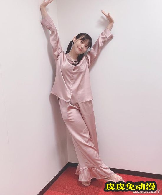 上坂堇晒黑丝OL装美照 性感“政委”上线了