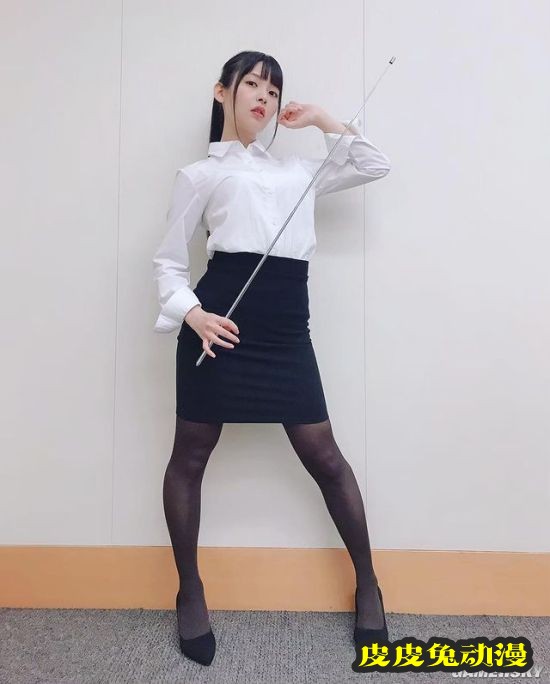 上坂堇晒黑丝OL装美照 性感“政委”上线了