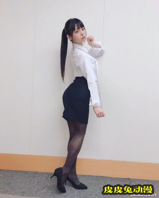 上坂堇晒黑丝OL装美照 性感“政委”上线了