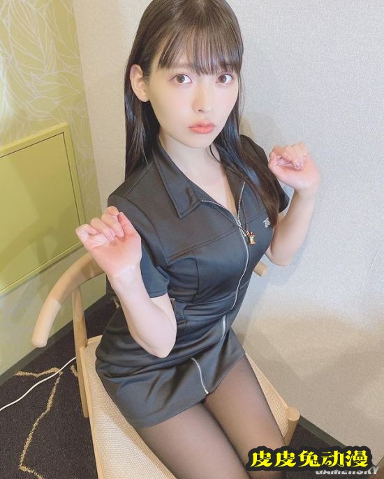 上坂堇晒黑丝OL装美照 性感“政委”上线了