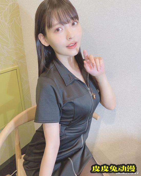 上坂堇晒黑丝OL装美照 性感“政委”上线了