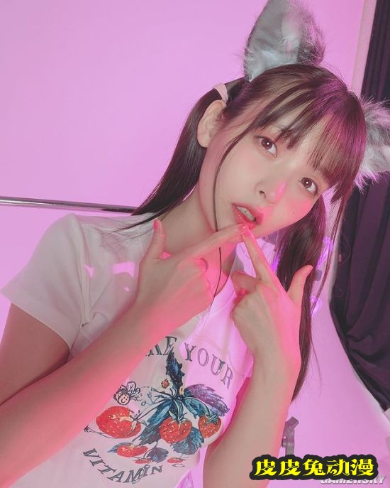 上坂堇晒黑丝OL装美照 性感“政委”上线了