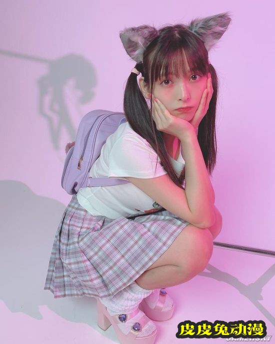 上坂堇晒黑丝OL装美照 性感“政委”上线了