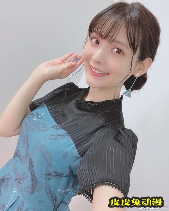 上坂堇晒黑丝OL装美照 性感“政委”上线了