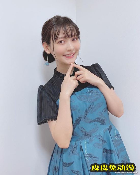 上坂堇晒黑丝OL装美照 性感“政委”上线了