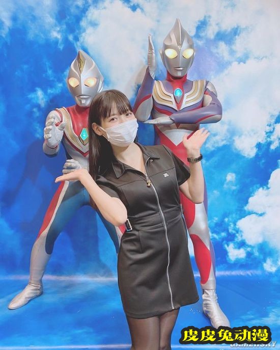 上坂堇晒黑丝OL装美照 性感“政委”上线了