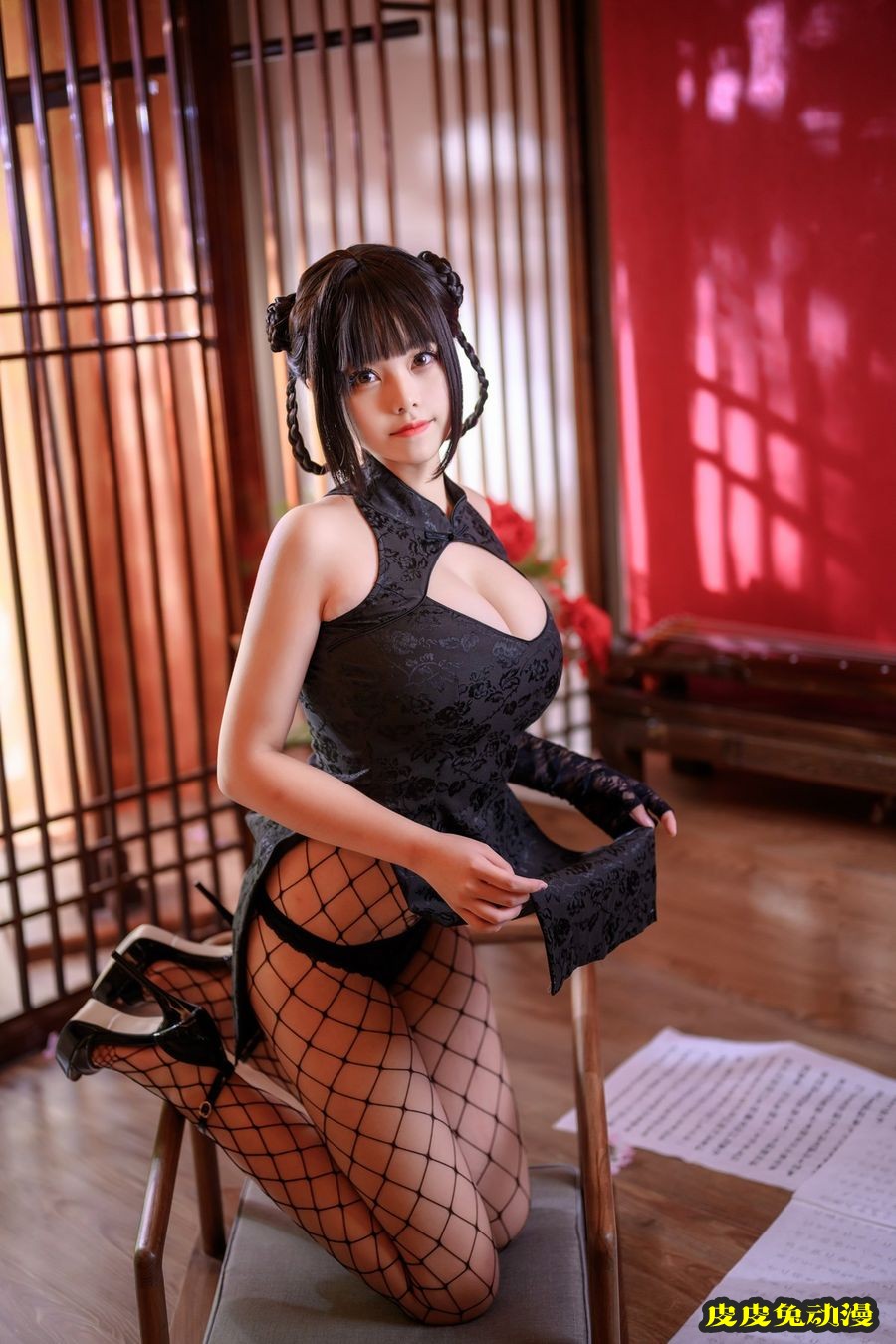 萌系小姐姐蜜汁猫裘低胸旗袍配黑丝渔网高开叉系列写真