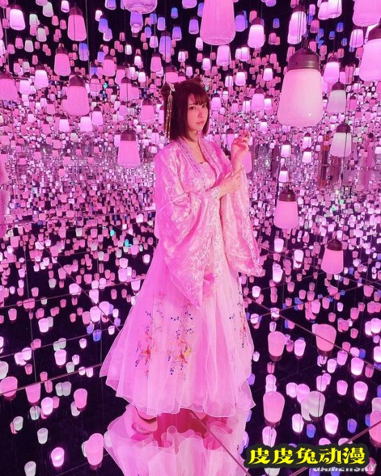 Enako唯美风写真发售 褪去COS服展现不同风格