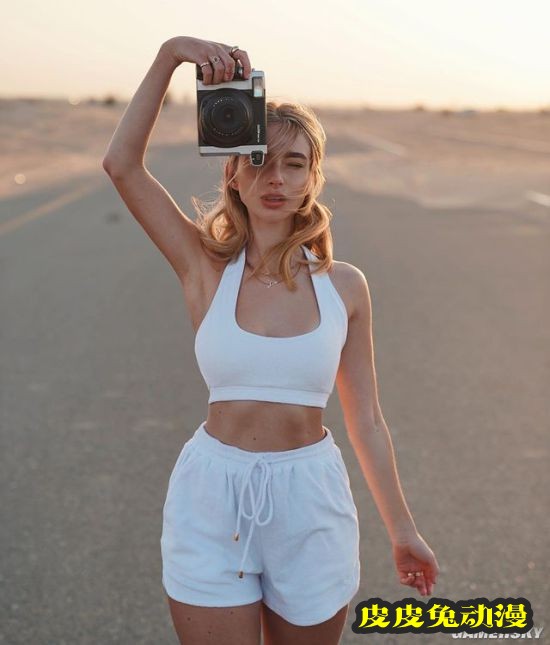 在海边秀出泳装 魅力度爆棚的德国辣妹