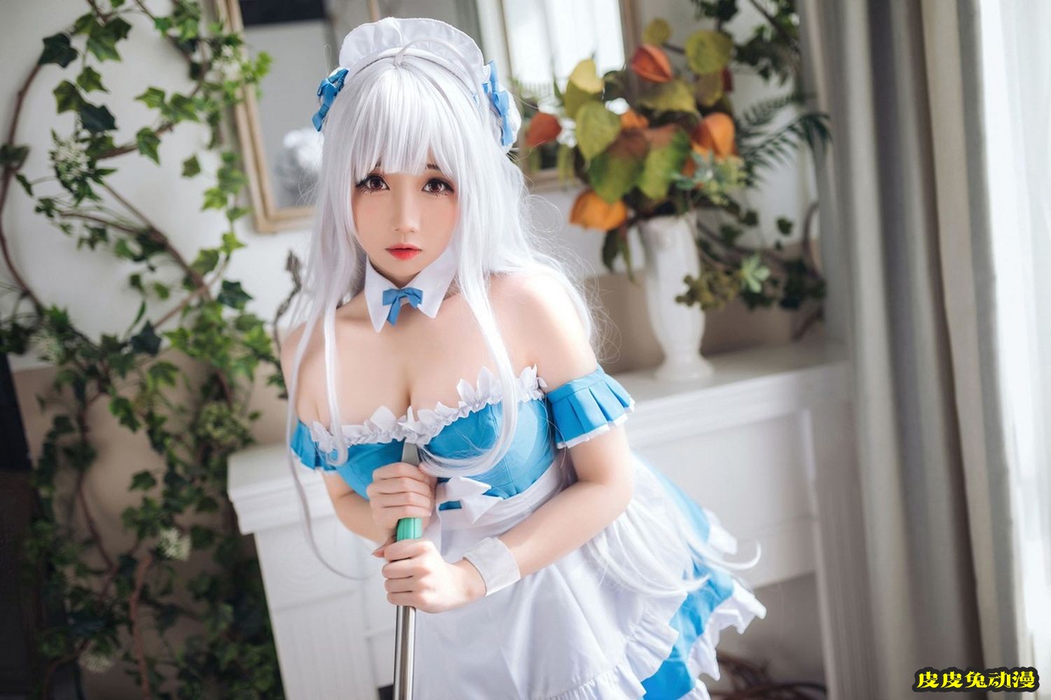 网络美女焖焖碳低胸女仆装配白丝吊袜小天鹅主题迷人写真