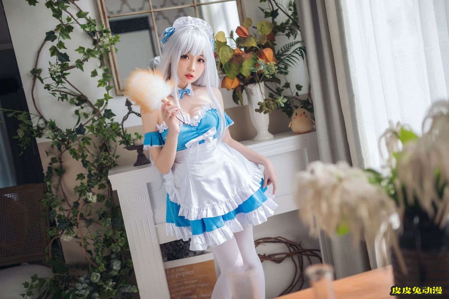 网络美女焖焖碳低胸女仆装配白丝吊袜小天鹅主题迷人写真