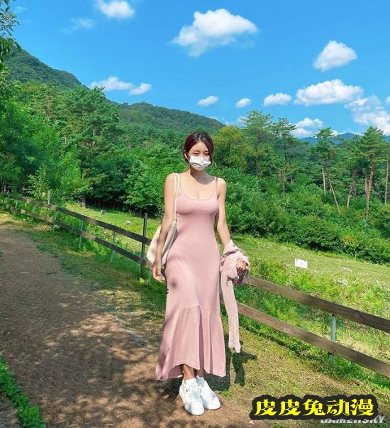 包不住的完美S曲线 韩国网红正妹兼具可爱与性感