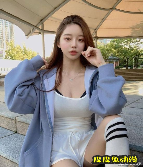 包不住的完美S曲线 韩国网红正妹兼具可爱与性感