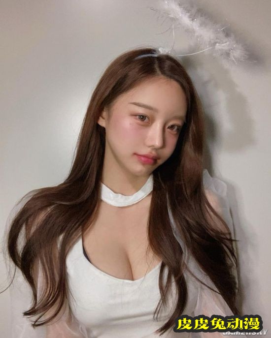 包不住的完美S曲线 韩国网红正妹兼具可爱与性感