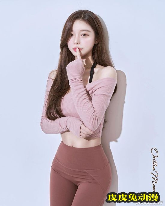 包不住的完美S曲线 韩国网红正妹兼具可爱与性感