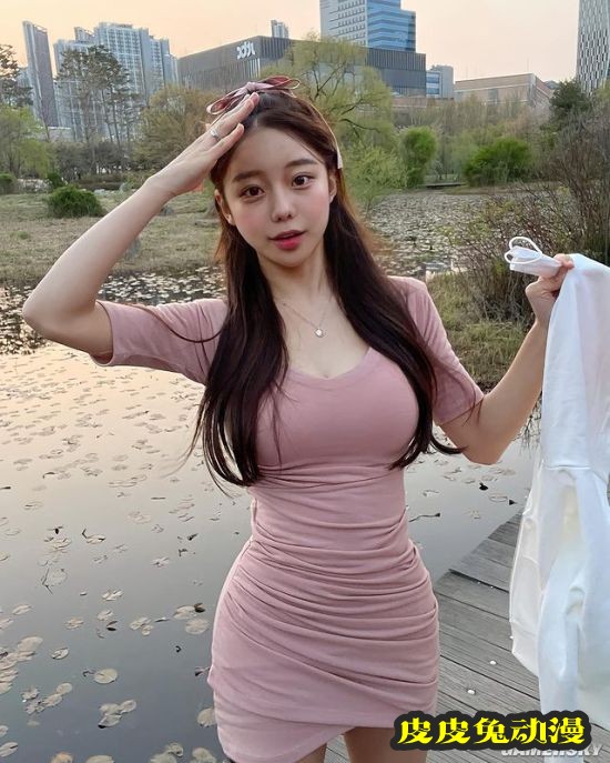 包不住的完美S曲线 韩国网红正妹兼具可爱与性感