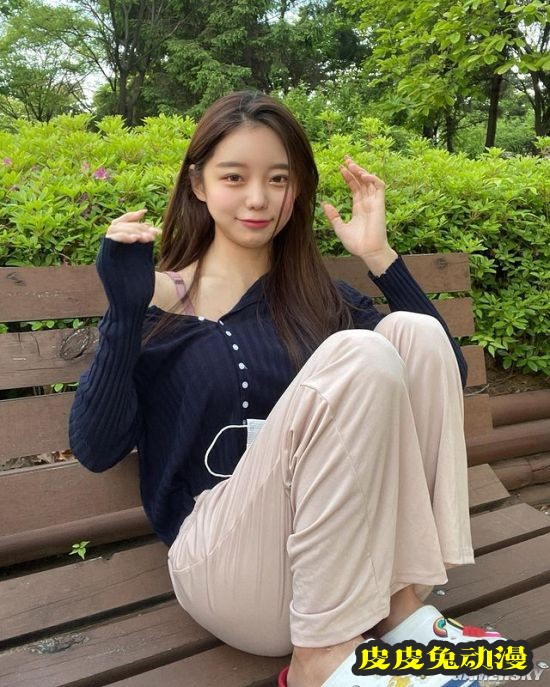 包不住的完美S曲线 韩国网红正妹兼具可爱与性感