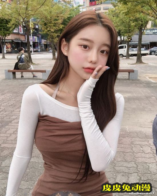 包不住的完美S曲线 韩国网红正妹兼具可爱与性感