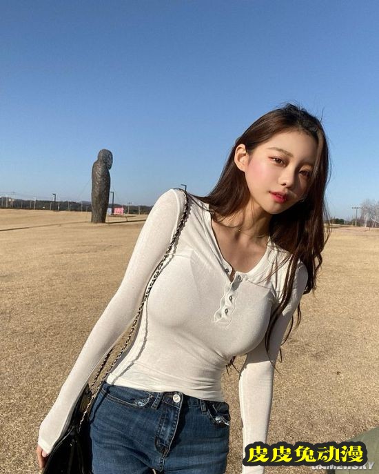 包不住的完美S曲线 韩国网红正妹兼具可爱与性感