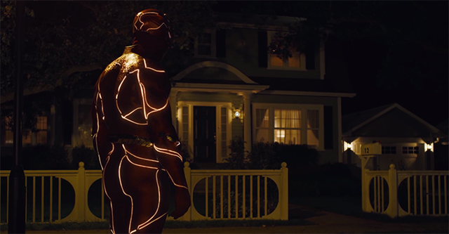 漫改真人电影「闪电侠」公开首支预告-皮皮兔动漫