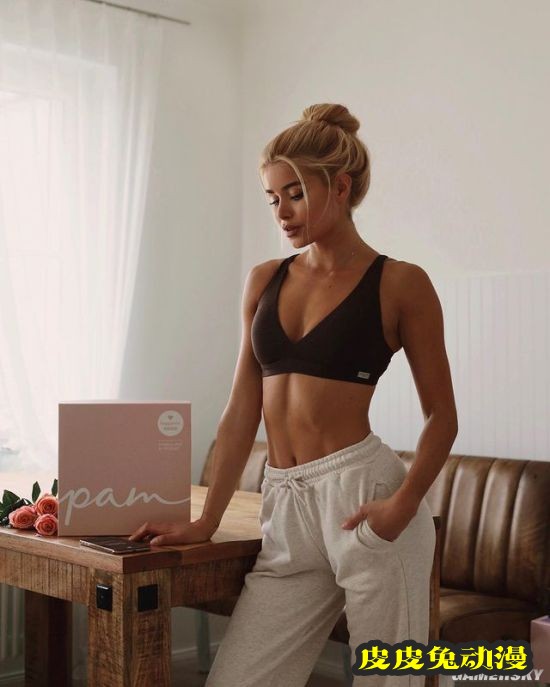 号称德国第一健身美女 腹肌美腿格外瞩目