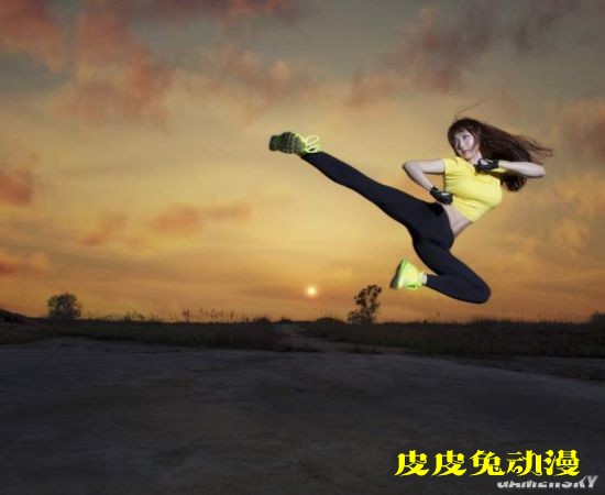 白皙诱人的功夫美少女 一字马和飞踢都是绝活