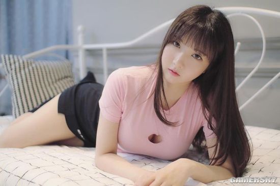 白皙诱人的功夫美少女 一字马和飞踢都是绝活