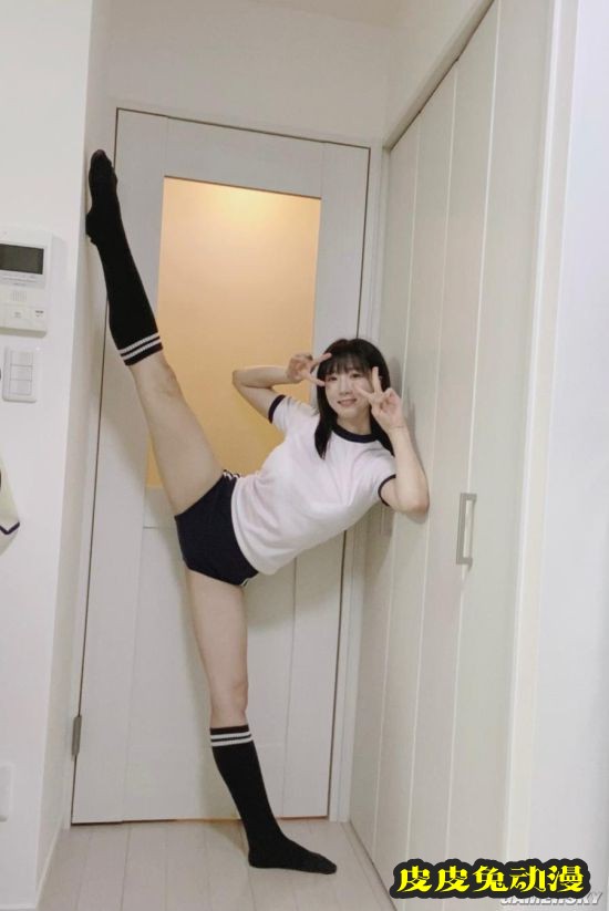 白皙诱人的功夫美少女 一字马和飞踢都是绝活