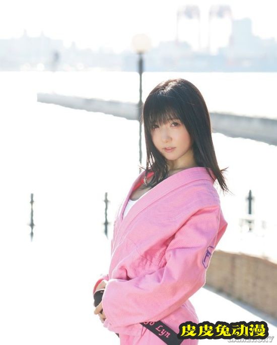 白皙诱人的功夫美少女 一字马和飞踢都是绝活