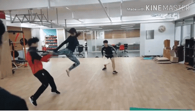 白皙诱人的功夫美少女 一字马和飞踢都是绝活