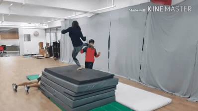 白皙诱人的功夫美少女 一字马和飞踢都是绝活