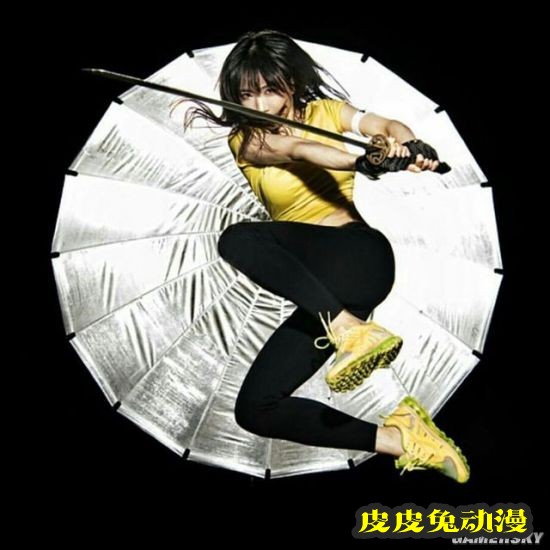 白皙诱人的功夫美少女 一字马和飞踢都是绝活