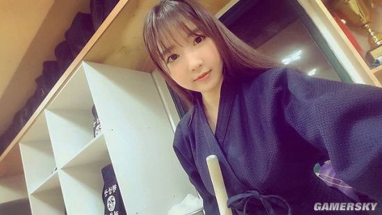 白皙诱人的功夫美少女 一字马和飞踢都是绝活